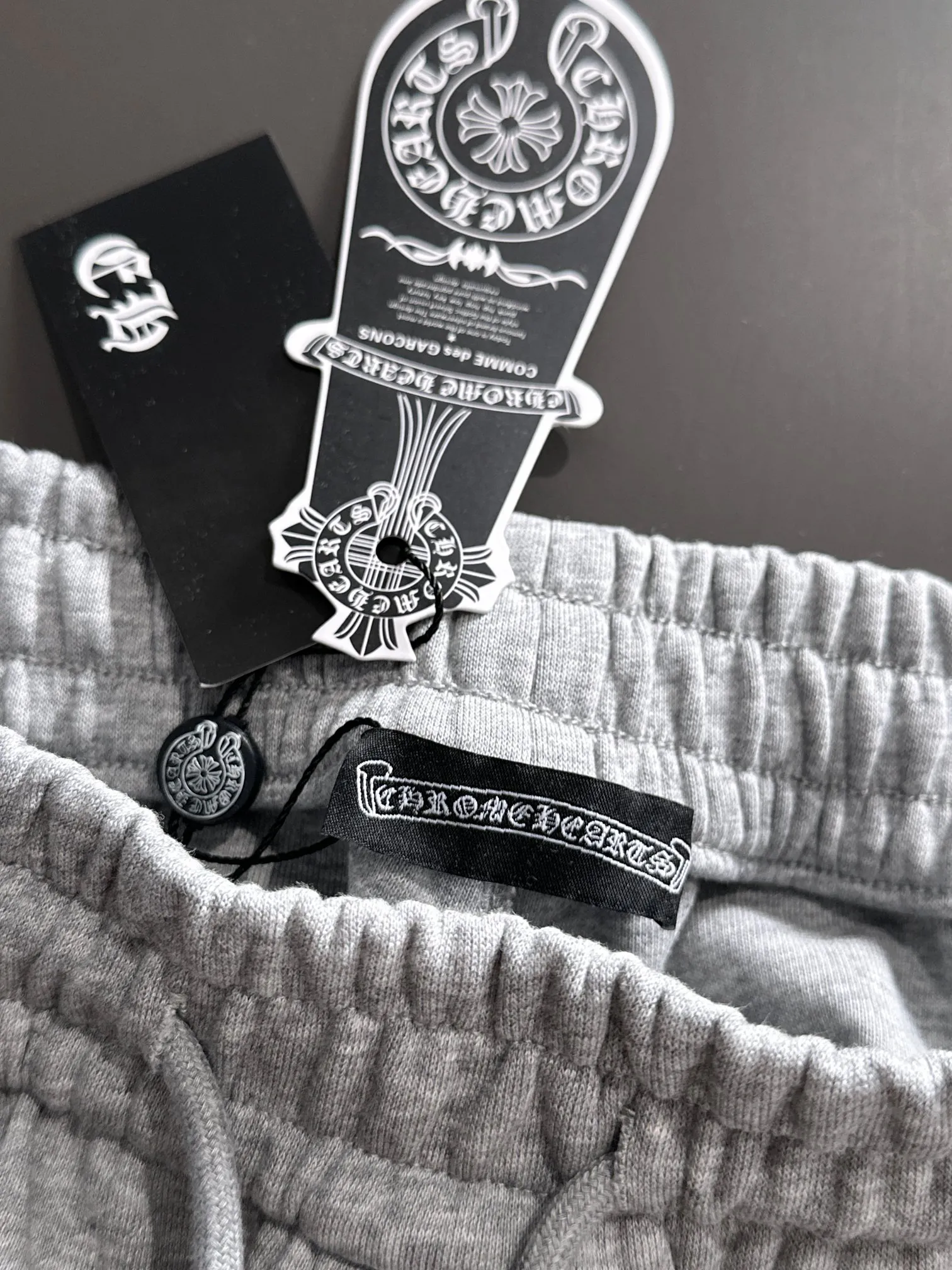 P310 Chrome Hearts* (exclusive quality in the market) hot style 2꯭0꯭2꯭5 new autumn pants ❤ Original ⌚️ high version Chrome Hearts The fabric is made of 380g high-density double-sided Chinese custom fabric. It does not deform or shrink. The three-dimensional drape is amazing. Process introduction: 6 crosses on each side of the side panel. Customized hardware accessories. Color: Gray SIZE: M-XXXL